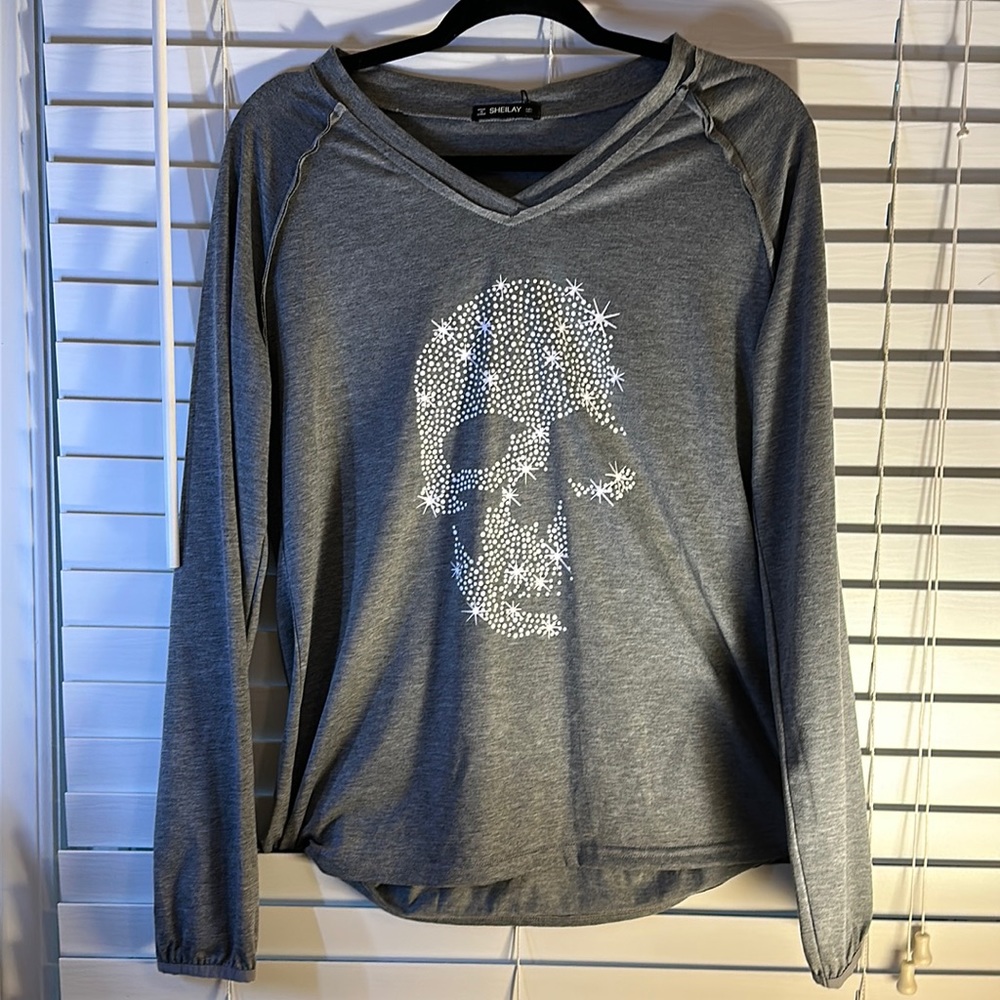 NWOT SHEILAY Gray Skull Long sleeve Tee Sz L 🌺Bundle & Save🌺